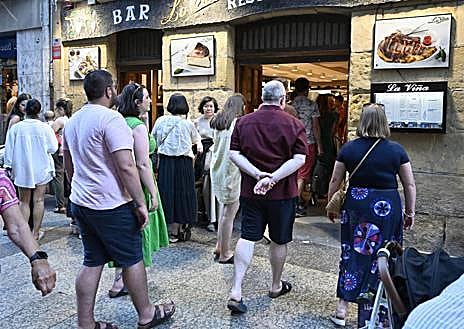 Imagen secundaria 1 - Colas de una hora en San Sebastián para comer pintxos