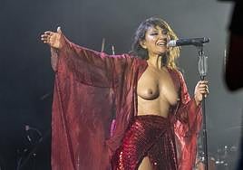 Eva Amaral canta a pecho descubierto en el Sonoroma por los derechos de las mujeres