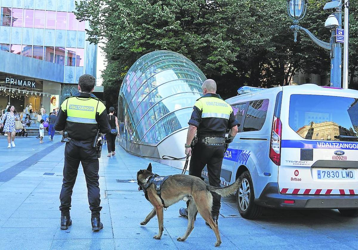 Policías municipales de ronda junto a una de las cámaras de la Gran Vía.