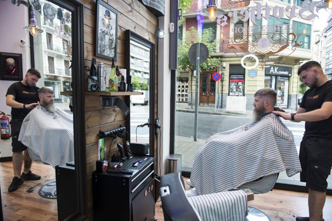 La nueva costumbre masculina: retoque cada viernes por la tarde en la  barbería, Madrid, España