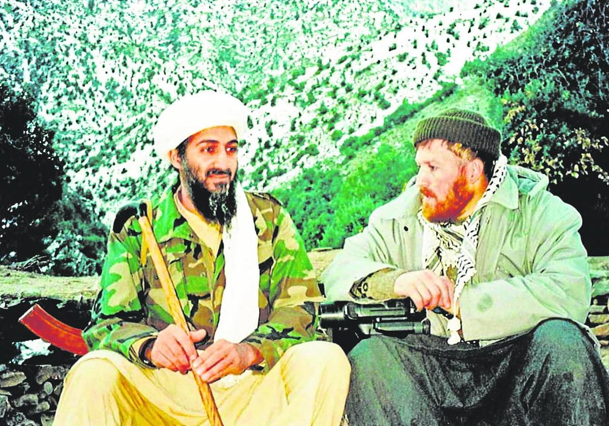 Mustafá Setmarian, con Osama Bin Laden, en las montañas de Tora Bora, en Aganistán, en 2001. Abajo, su carnet como vendedor ambulante.