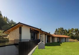 El impresionante chalet de una familia numerosa en Urdaibai entre clásico y moderno.