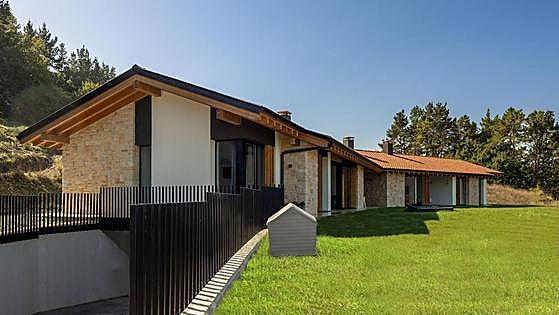 El impresionante chalet de una familia numerosa en Urdaibai entre clásico y moderno