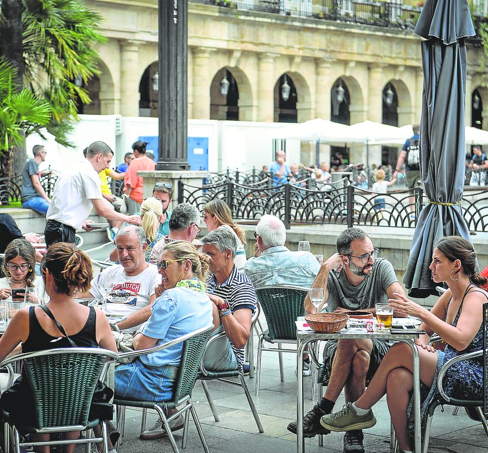 Varios clientes toman unas consumiciones en un bar de la Plaza Nueva.