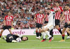 Simón detiene la pelota ante Carvajal en el partido del sábado contra el Madrid