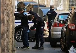 Patrulleros de la Ertzaintza registran a un joven en una calle de Vitoria.