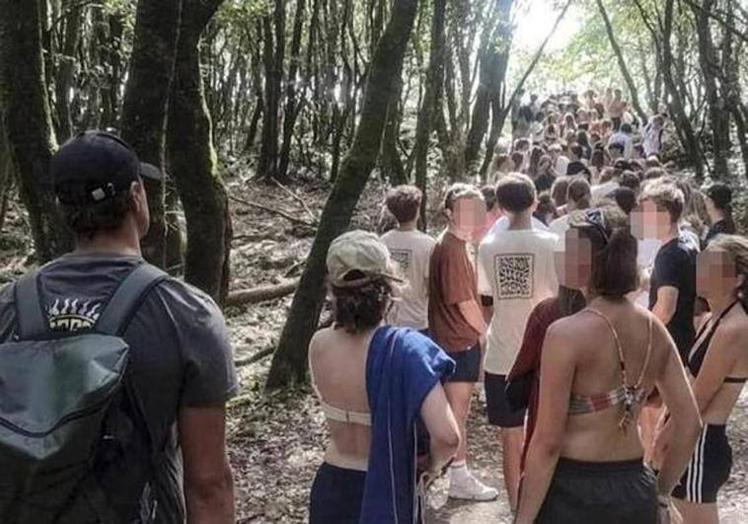 Imagen principal - La forma que levantó la polémica. Abajo, bañistas dándose un chapuzón, aunque esté prohibido y las bolsas de basura se acumulan en la plataforma.