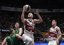Sedekerskis entra a canasta en un partido del Baskonia ante el Joventut.