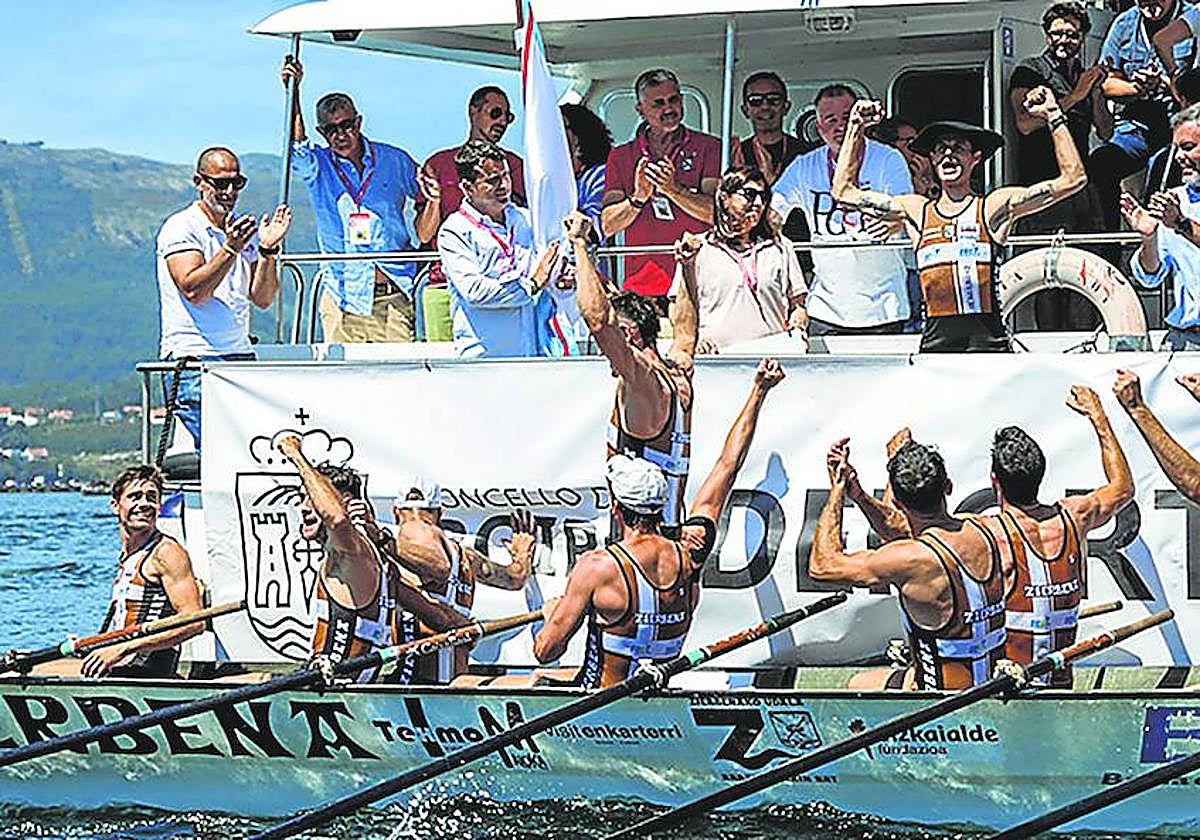 La tripulación de Zierbena exultante tras imponerse también el domingo en la Bandera de Boiro.