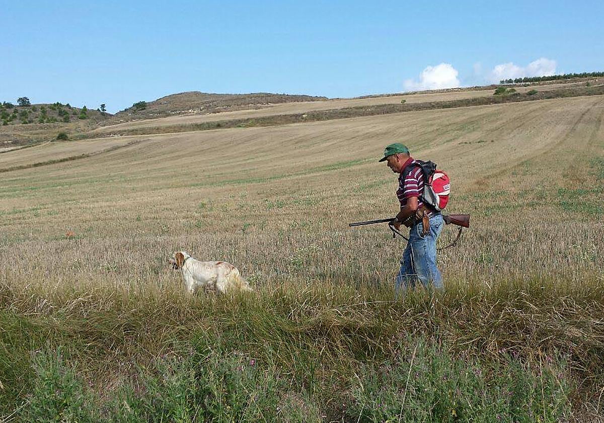 Un cazador junto a su padre en el campo.