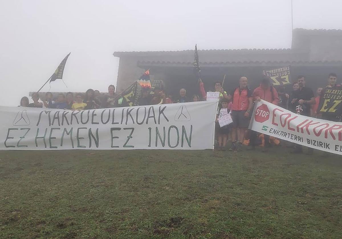 Concentración en la cima del Kolitza para mostrar la negativa a la instalación de aerogeneradores.