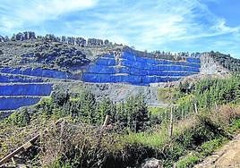 Desde 1996. La cantera de Apario comenzó a funcionar hace 27 años. La parte que ahora se quiere explotar es la que queda en la parte derecha de las terrazas y que está cubierta de encinas, dentro de Bedia.