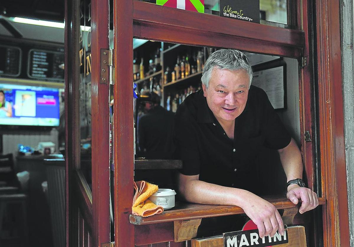 Jose Ros ha pasado toda la vida detrás de la barra, primero como asalariado y luego como dueño del Taberna Dos.