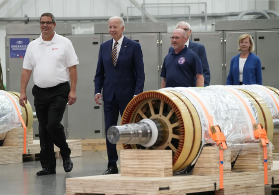 El presidente de EE UU, Joe Biden, en las instalaciones de Ingeteam.