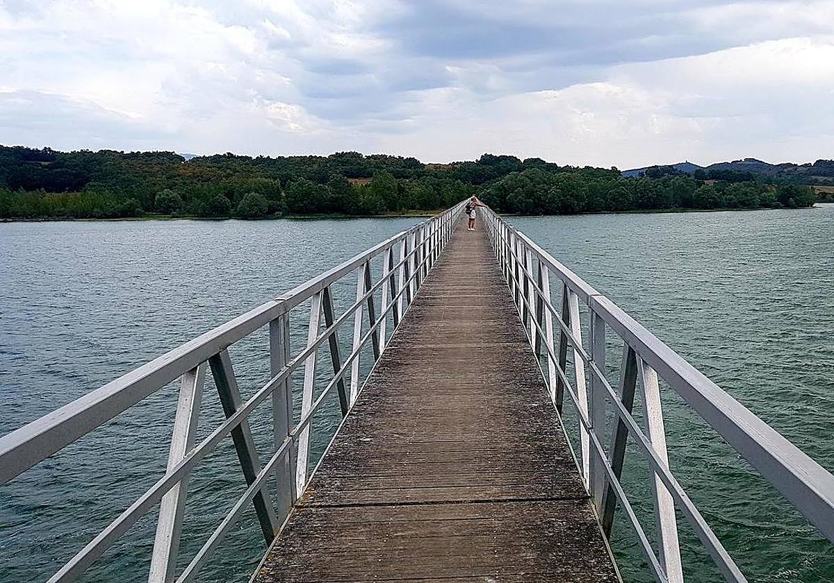 Pasarela que se encuentra en la zona del pantano.