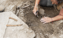 La puerta excavada en la parte occidental de la muralla de Iruña Veleia en la que finalizaba una calle de la ciudad romana.