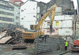 Las obras de derribo llevaron su ritmo pero para el mediodía ya estaba uno de los edificios demolido.