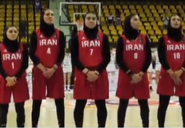 Acusan de traición a las jugadoras de la selección iraní de baloncesto por no cantar el himno