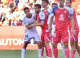 Lander (izquierda), durante un saque de esquina en el choque contra el Espanyol.