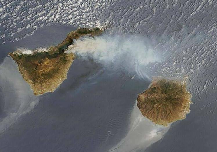 Imagen principal - Incendio descontrolado en Tenerife: 1.800 hectáreas arrasadas y decenas de evacuados