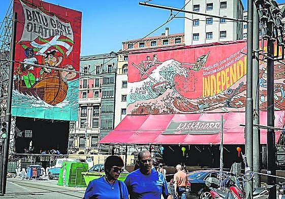 La comparsa Kaskagorri, detrás del Arriaga.