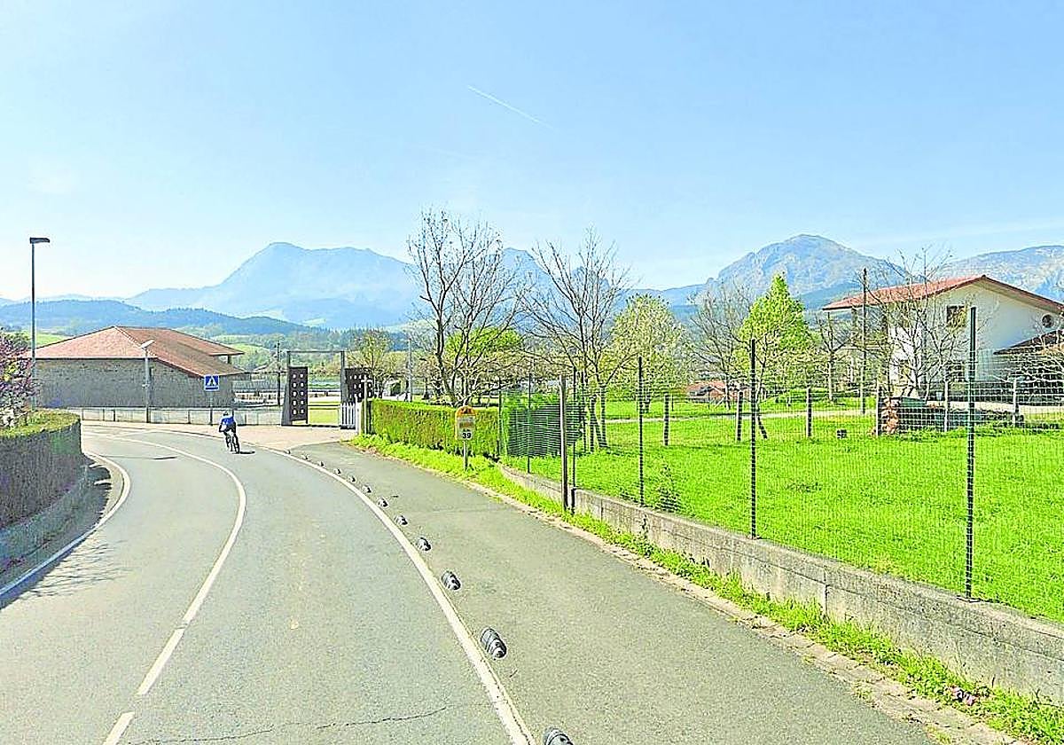 Nos acercamos a la ermita de San Salvador y San Clemente de Gerediaga.
