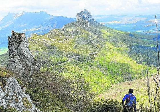 Vista del Toloño desde el león dormido.