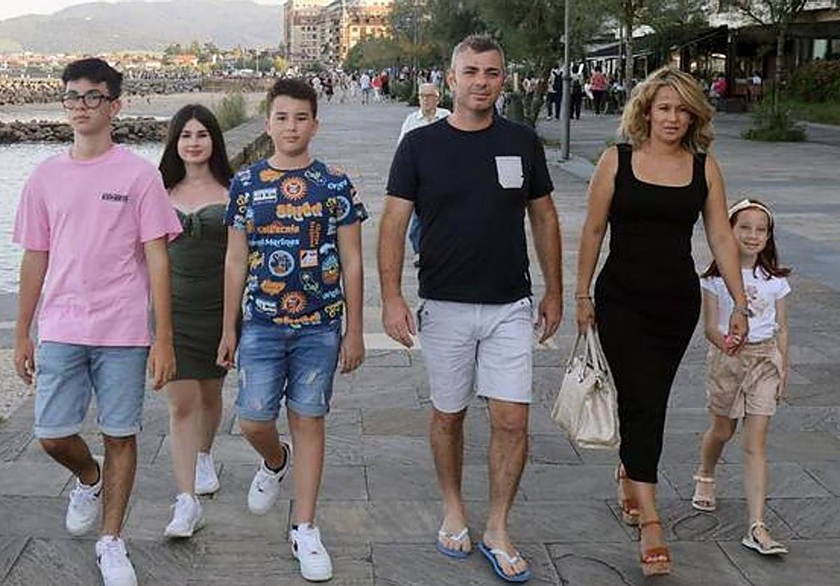 Damiano, Beatrice, Samuele,Emanuele, Verónica y Eleonora, paseando por Hondarribia.
