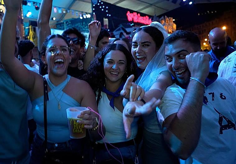 Noche de «bailoteo y ligoteo»: Aste Nagusia arranca con ganas en las txosnas.