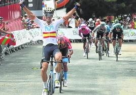 Oier Lazkano, triunfador ayer en Pradoluengo por delante de Buitrago.