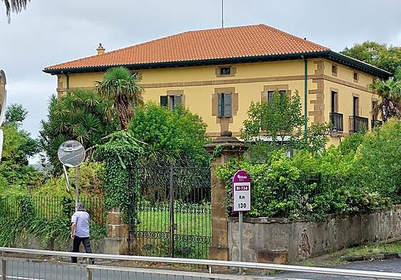 La casa indiana ocupada y parte de las varias hectáreas que componen el terreno de la finca.