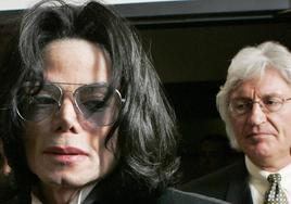 Michael Jackson tras recibir el veredicto de inocencia en 2005.
