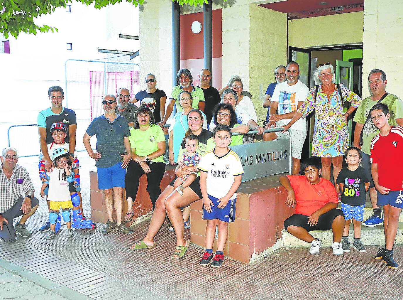 En la puerta de la sede de la asociación posaron para la 'foto de familia' los más veteranos en la entidad y los que ahora van llegando.