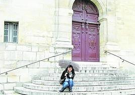 Una turista posa en la escalinata que aparece en la película.