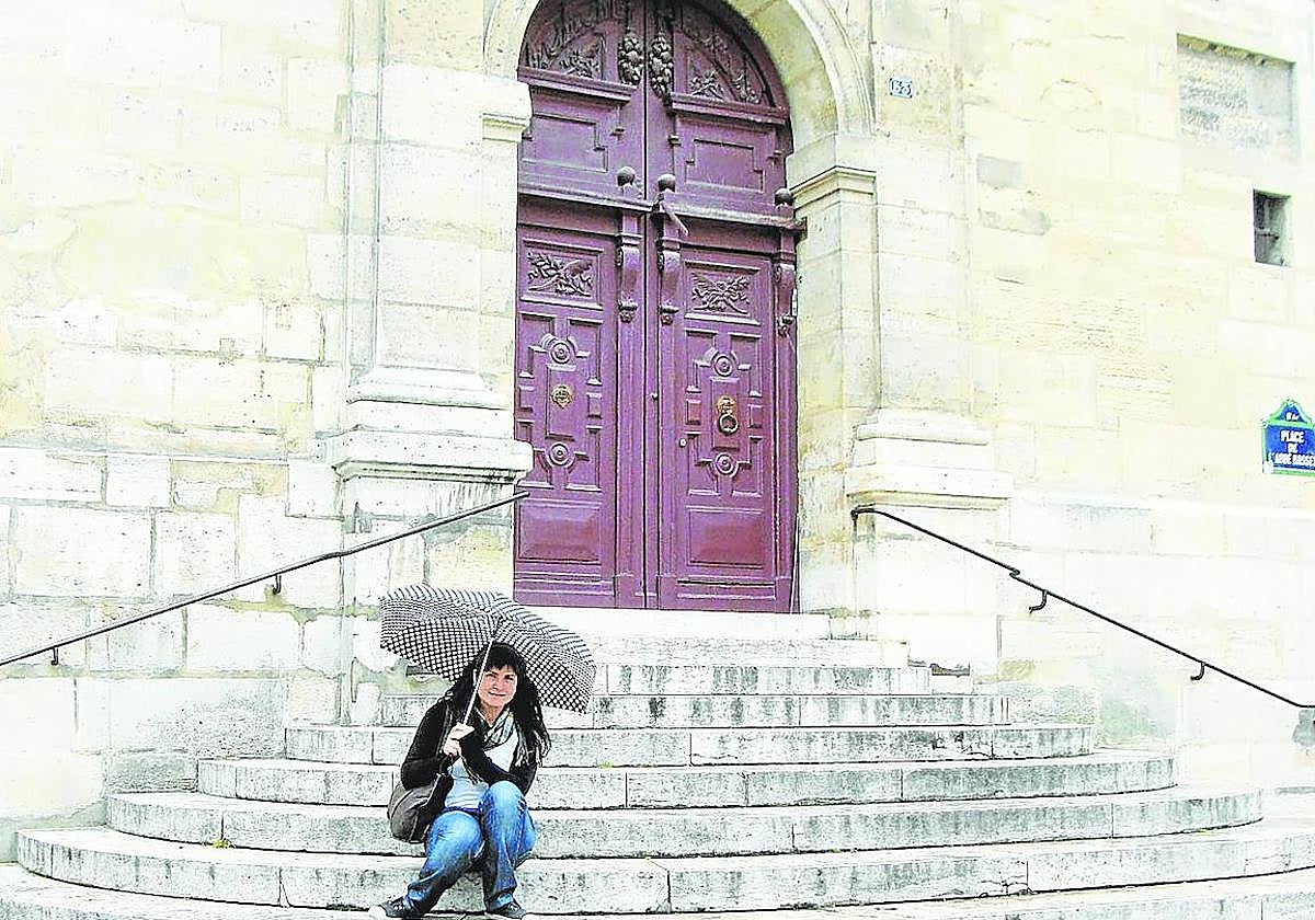 Una turista posa en la escalinata que aparece en la película.
