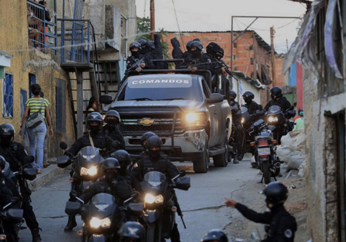 Despliegue de policías bolivarianos en Cota 905 durante los disturbios de julio de 2021.