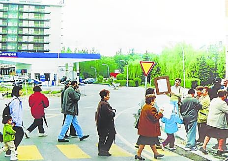 Imagen secundaria 1 - Ya que no había contenedor de vidrio llevaron las botellas al Ayuntamiento. | Se reclamó y se consiguió la colocación de un semáforo para cruzar la N-1 en los años 80. | Con su camiseta queda claro que los vecinos presumen de ser del barrio de Las Matillas. 