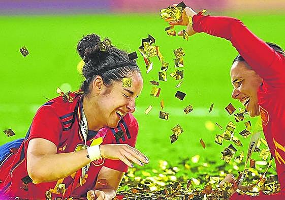 Oihane Hernández y Claudia Zornoza celebran el título.