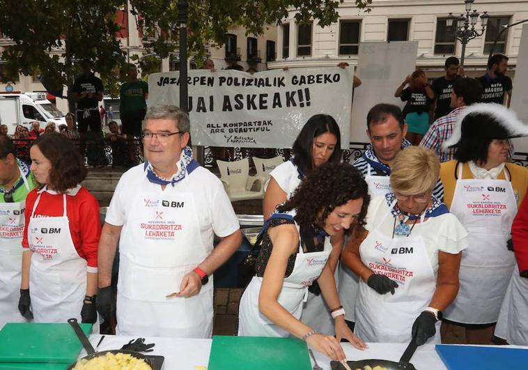 Juan Mari Aburto, Nora Abete e Itziar Urtasun esta mañana en el concurso gastronómico