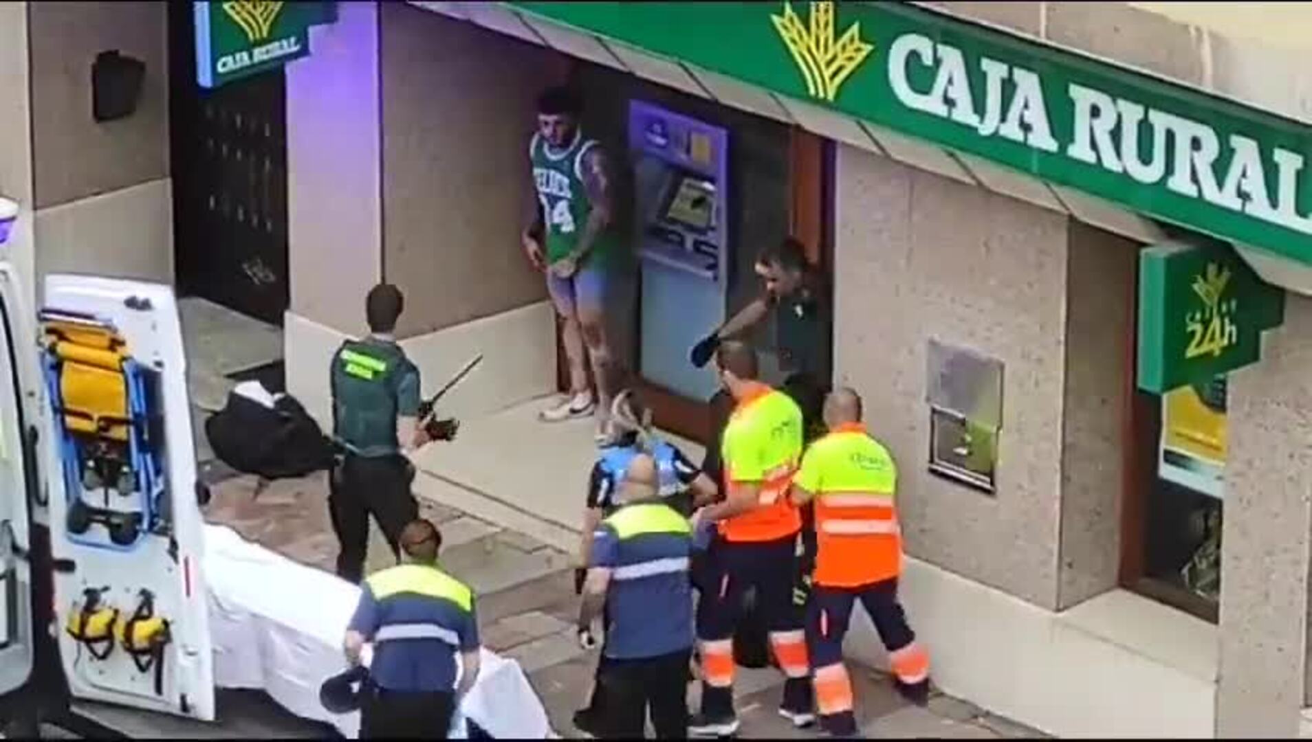 Agrede brutalmente a un guardia civil en Cangas de Onís y lo patea en