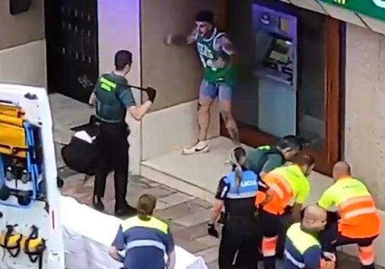 Agrede brutalmente a un guardia civil en Cangas de Onís y lo patea en el suelo