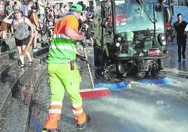 Una treintena de operarios apoyados por 12 vehículos limpiaron la zona del Arriaga tras el txupin.