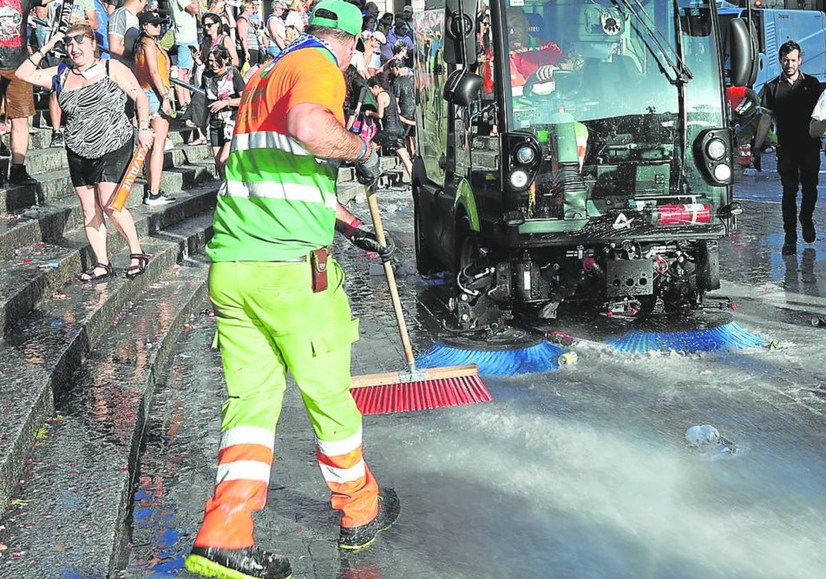 Una treintena de operarios apoyados por 12 vehículos limpiaron la zona del Arriaga tras el txupin.