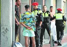 La Policía identifica a unos sospechosos el domingo por la mañana en Bilbao.