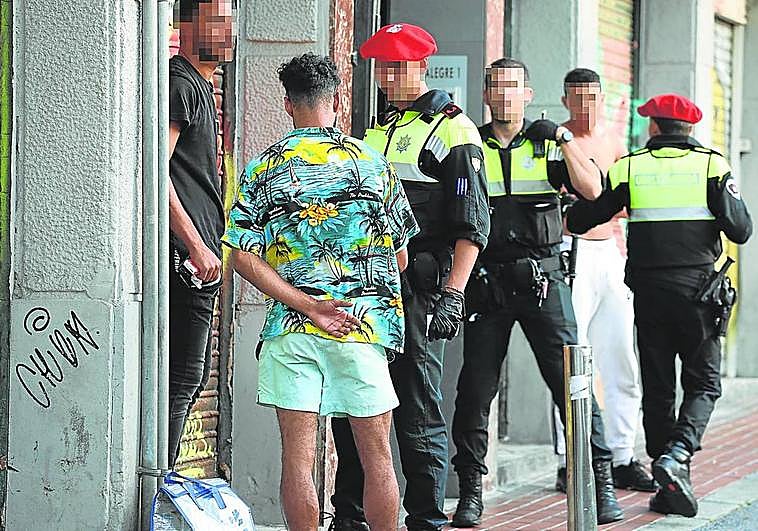 La Policía identifica a unos sospechosos el domingo por la mañana en Bilbao.