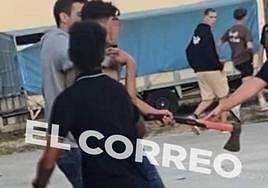 El ladrón del hacha es sujetado por un par de miembros de su grupo.