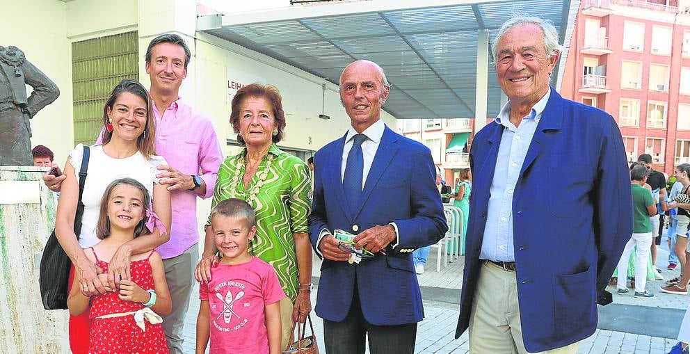 Manuela Ampuero, Carlos Lasarte, Rafaela Castellanos, Gonzalo Gómez Guadalupe y José Domingo Ampuero junto a los jóvenes Rafaela Lasarte y Bruno Ampuero.