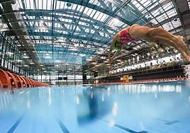 Una mujer se zambulle en la piscina olímpica de Mendizorroza.
