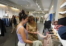 Una dependienta atiende en una tienda de Vitoria.