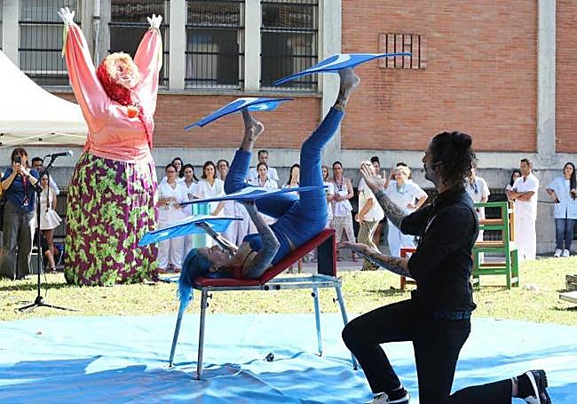 La acróbata Manu ha mostrado su habilidad con manos y piernas.